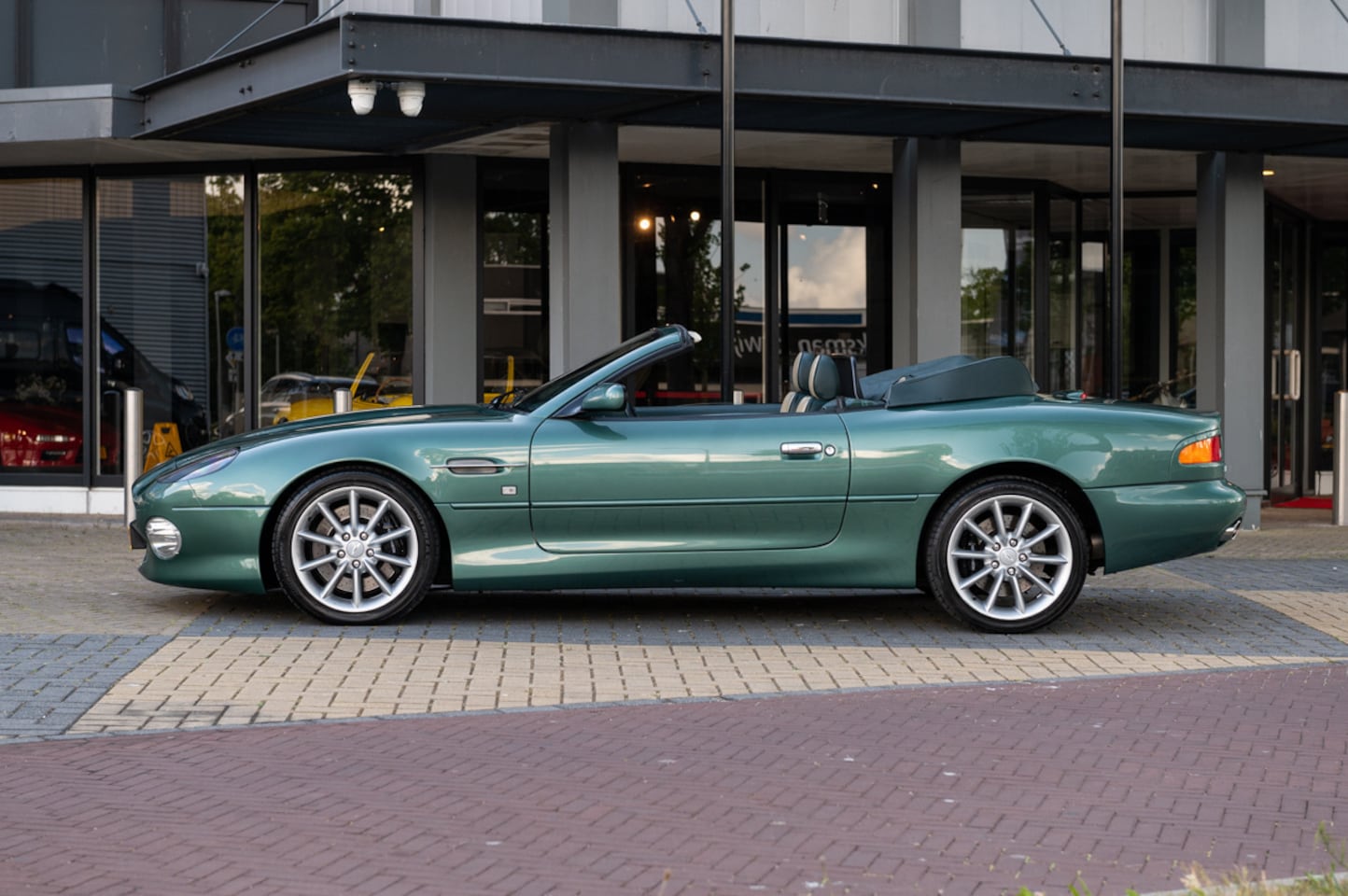 aston-martin-db7-volante-vantage-5-9-v12.jpg