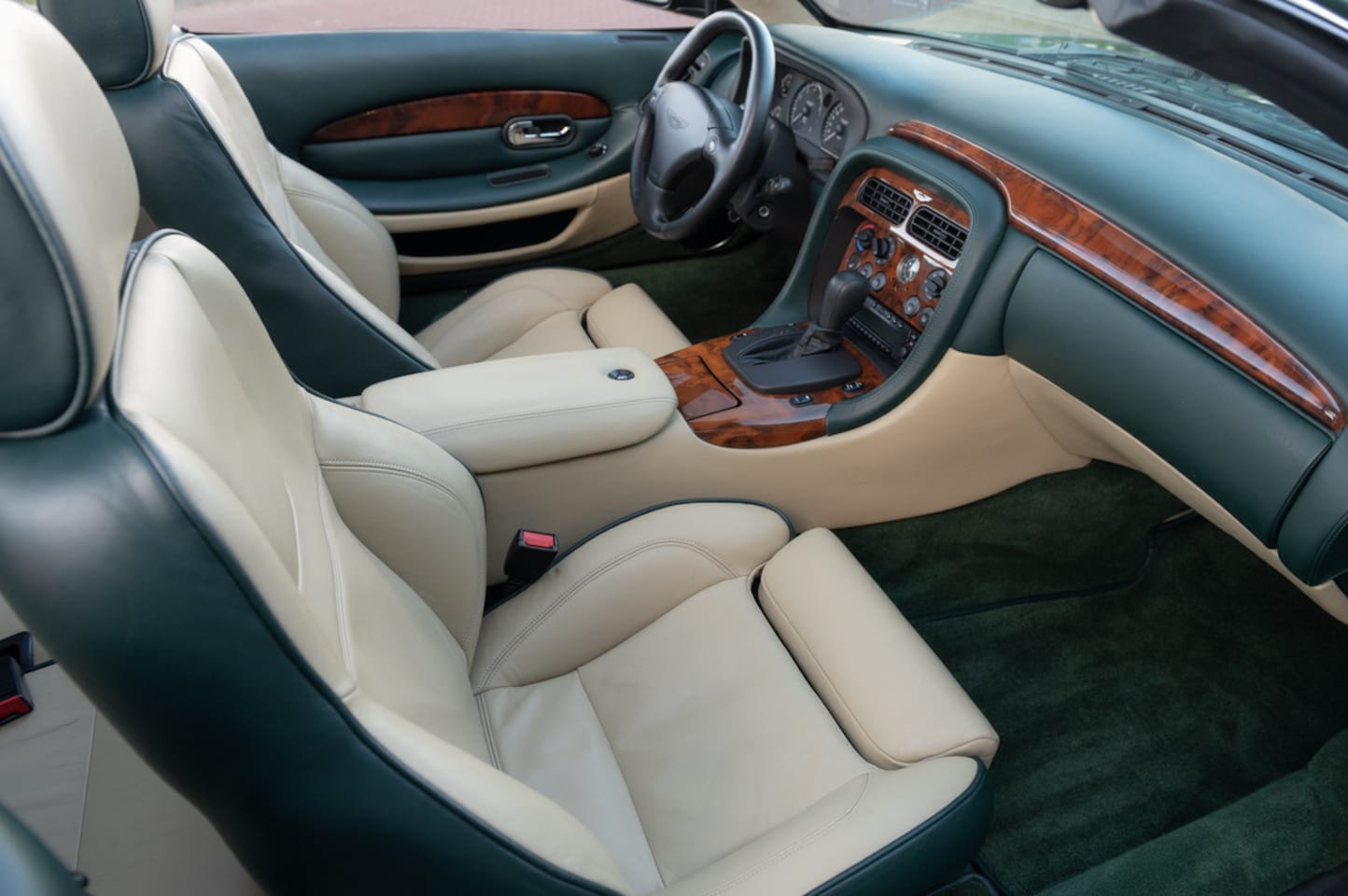 aston-martin-db7-volante-vantage-5-9-v12.jpg