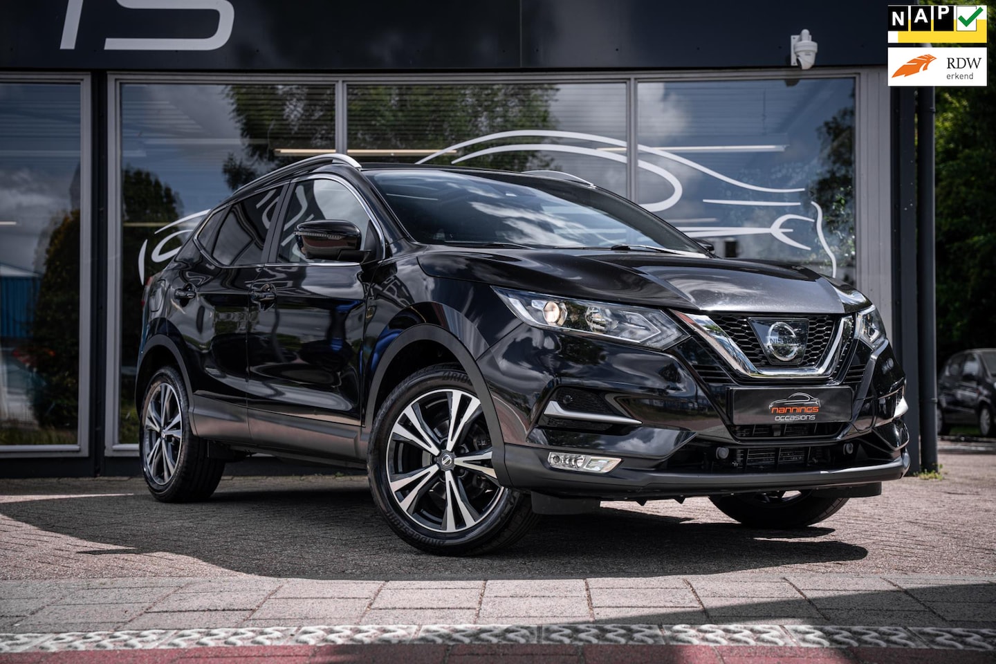 Nissan Qashqai - 1.2 N-Connecta|1 eig|Dealer oh|Pano|Automaat|Cruise|18'' LMV|Trekhaak|Climate|Navi - AutoWereld.nl