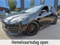 Ford Focus - 2.0 EcoBoost ST-3 250PK Recaro 19" LMV Xenon Keyless PDC Climate Cruise