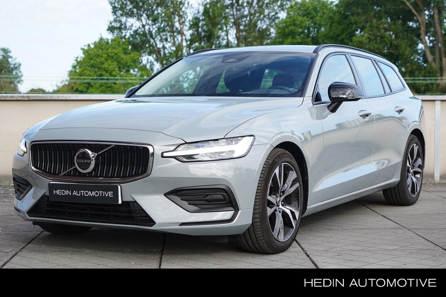 Volvo V60 - 2.0 B3 Essential Edition | Black Pack | Pilot Assist | Google Infotainment | Parkeercamera - AutoWereld.nl