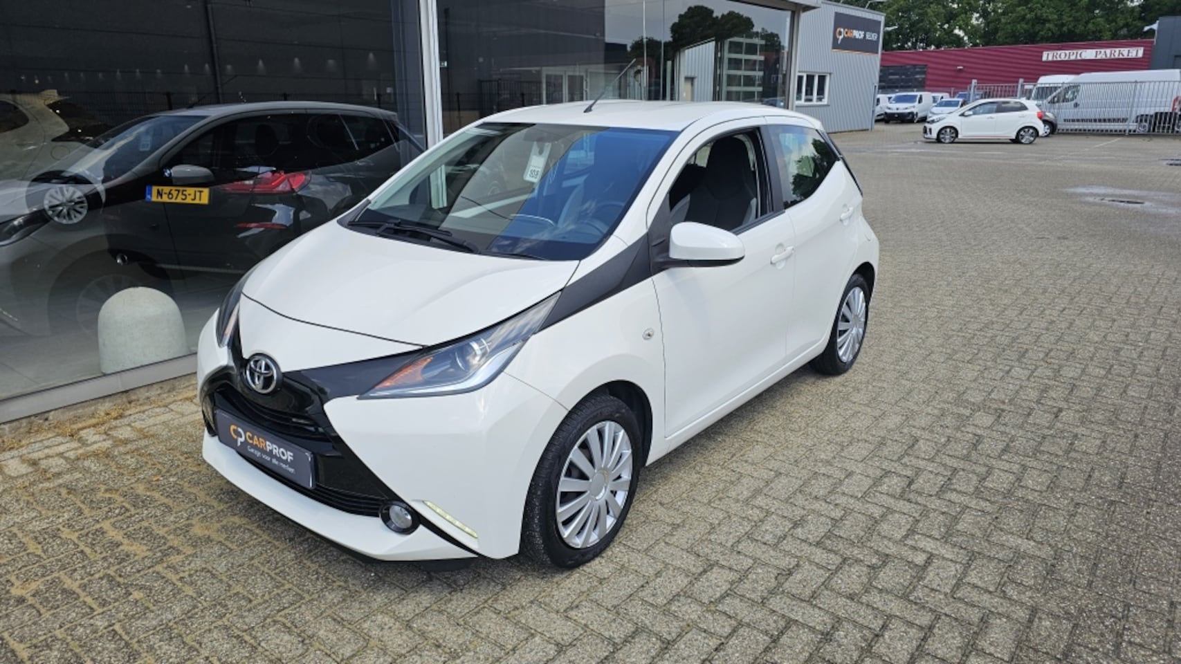 Toyota Aygo - 1.0 x-play NLauto | All-seasons | dealeronderhouden - AutoWereld.nl