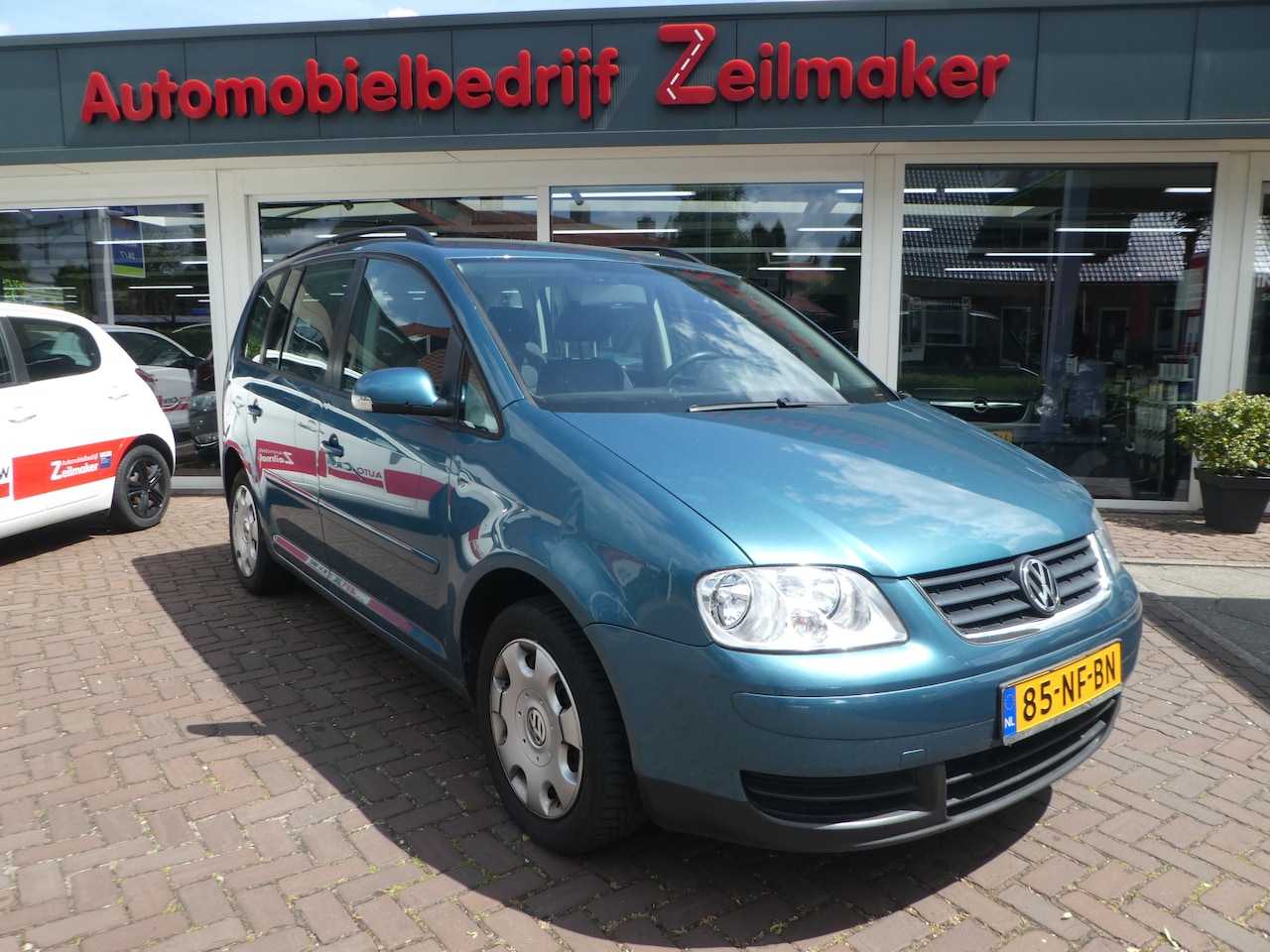 Volkswagen Touran - 1.6-16V FSI Trendline Airco, trekhaak, winterwielen + zomerset - AutoWereld.nl
