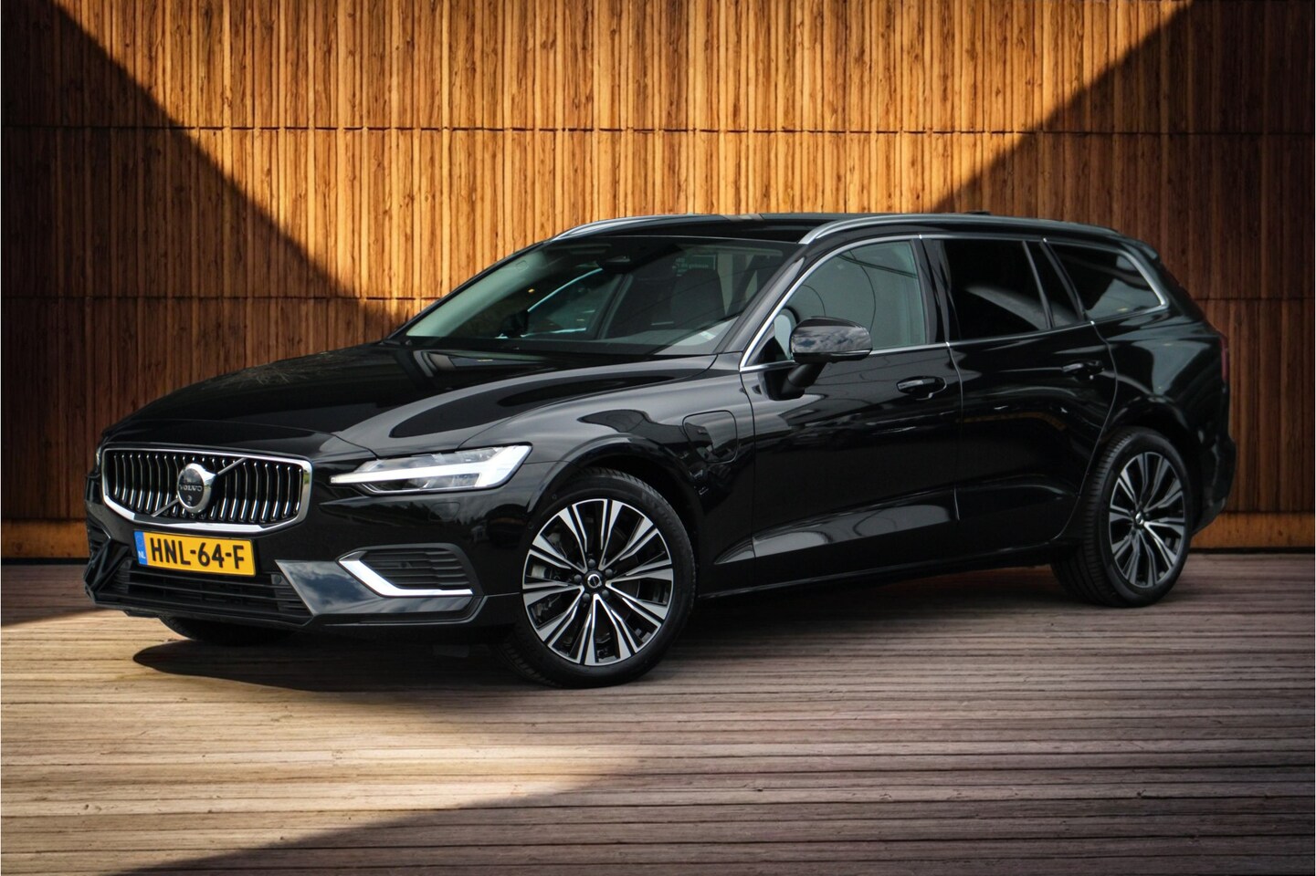 Volvo V60 - T6 AWD Plus Bright | Adaptive Cruise | 360 Camera | Stuur/Stoelverwarming | Getint Glas |T - AutoWereld.nl