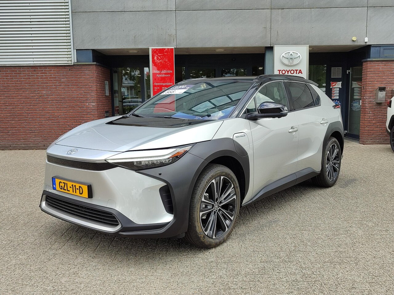 Toyota bZ4X - PREMIUM BI-TONE 71KWH 3-FASE VOORRAADVOORDEEL €49.995 NIEUWPRIJS €56.685 3-FASE WARMTEPOMP - AutoWereld.nl