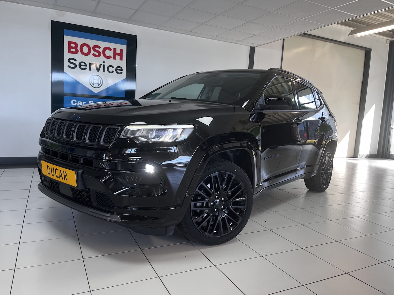 Jeep Compass - 4xe 240 Plug-in Hybrid Electric S Stuurverwarming, Stoelverwarming - AutoWereld.nl