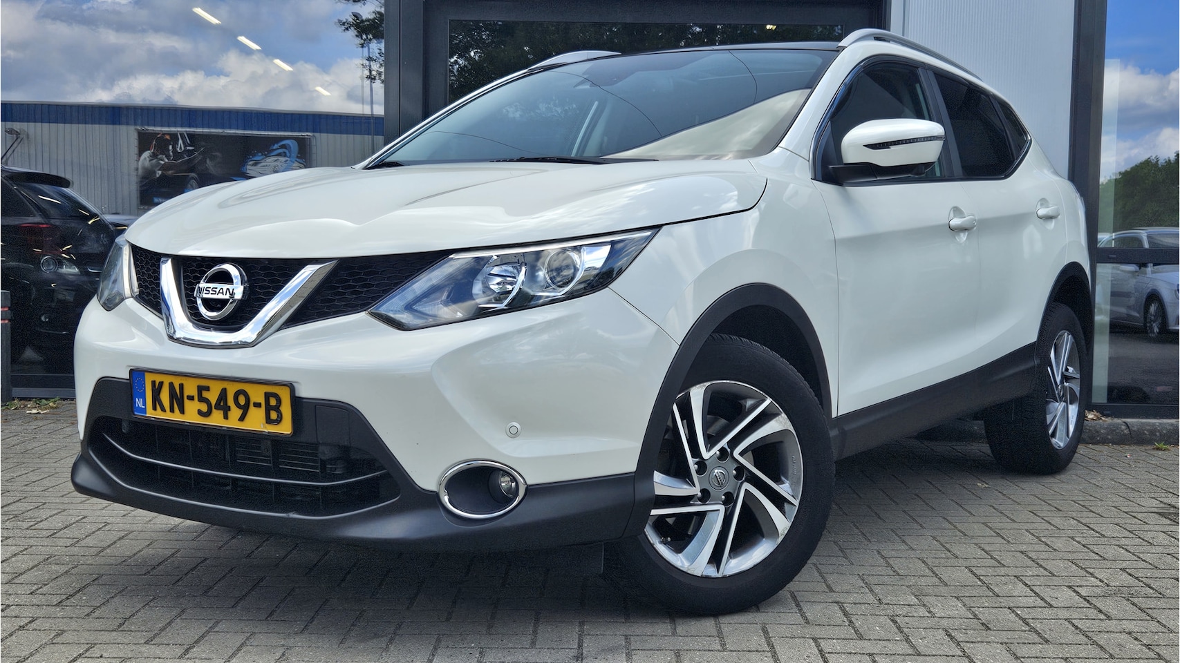 Nissan Qashqai - 1.2 N-Connecta + PANO DAK + 360 CAMERA + LM VELGEN + NAVI - AutoWereld.nl