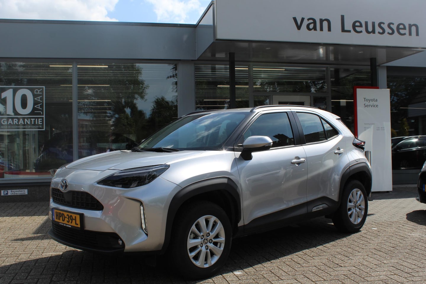 Toyota Yaris Cross - 1.5 Hybrid 115 HEAD-UP DISPLAY STOEL/STUUR&WISSERVERW. LM-VELGEN EL-A.KLEP KEYLESS NAVI LE - AutoWereld.nl