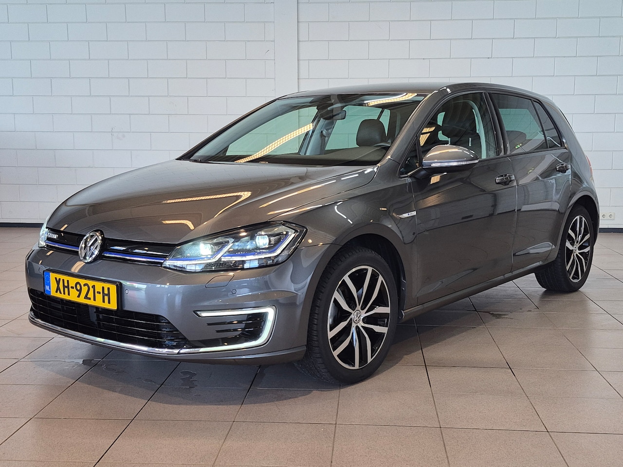 Volkswagen e-Golf - Bekleding leder | Camera | Stoelverwarming | LED | Voorruit verwarming | - AutoWereld.nl