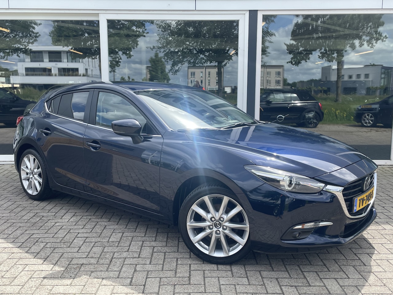 Mazda 3 - 2.0 SkyActiv-G 120 GT-M 50% deal 8.975,- ACTIE Leder / Bose / HUD / Stoel-Stuurverwarming - AutoWereld.nl
