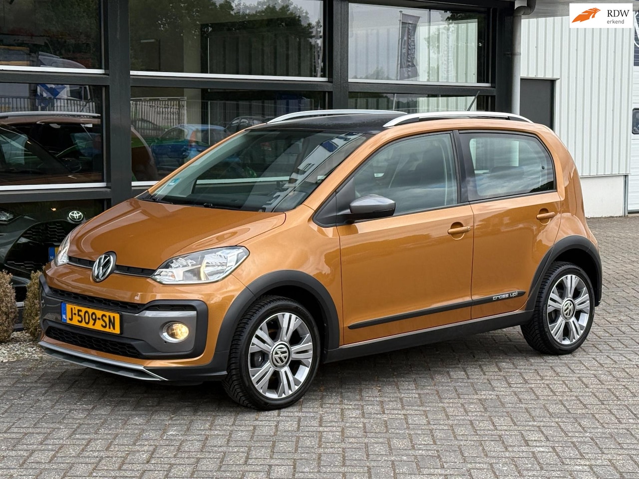 Volkswagen Up! - 1.0 BMT Cross Up! l Airco l Rijklaar !! - AutoWereld.nl