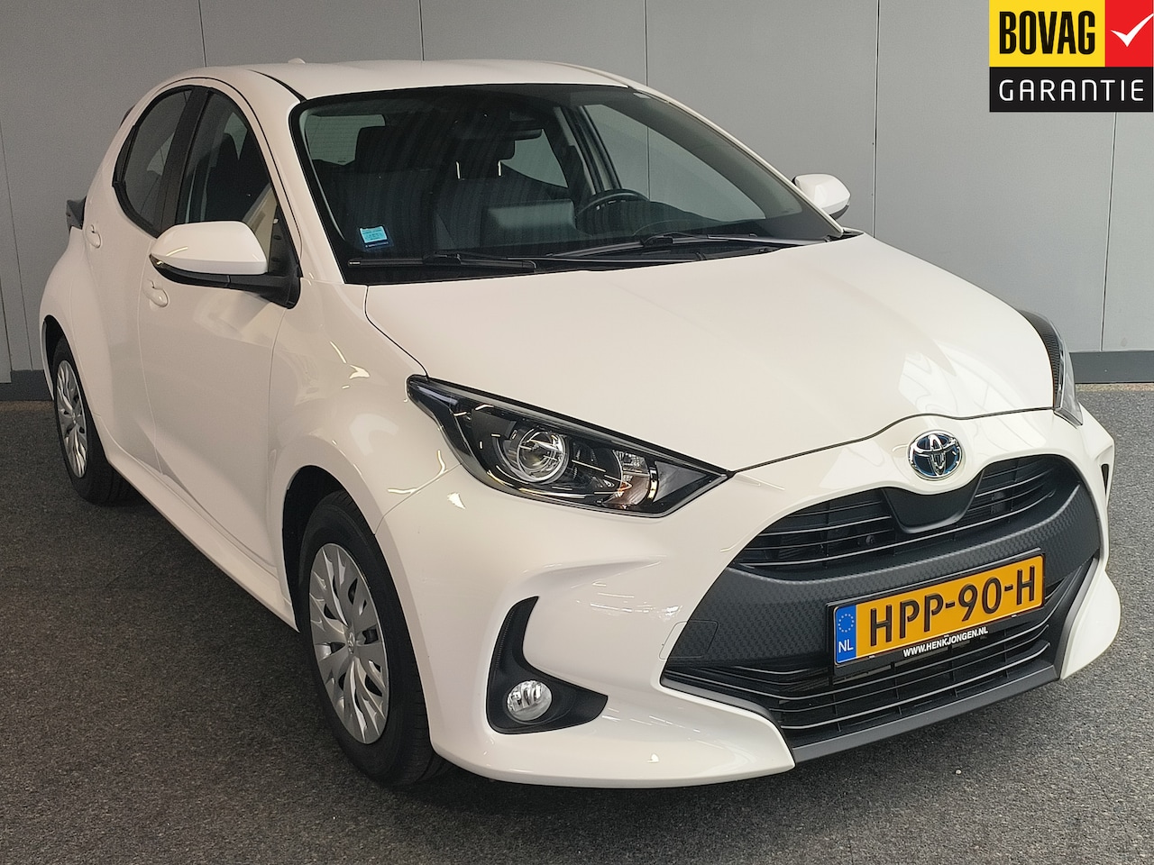 Toyota Yaris - 1.5 Hybrid Active uit 2022 Rijklaar + 12 maanden Bovag-garantie Henk Jongen Auto's in Helm - AutoWereld.nl