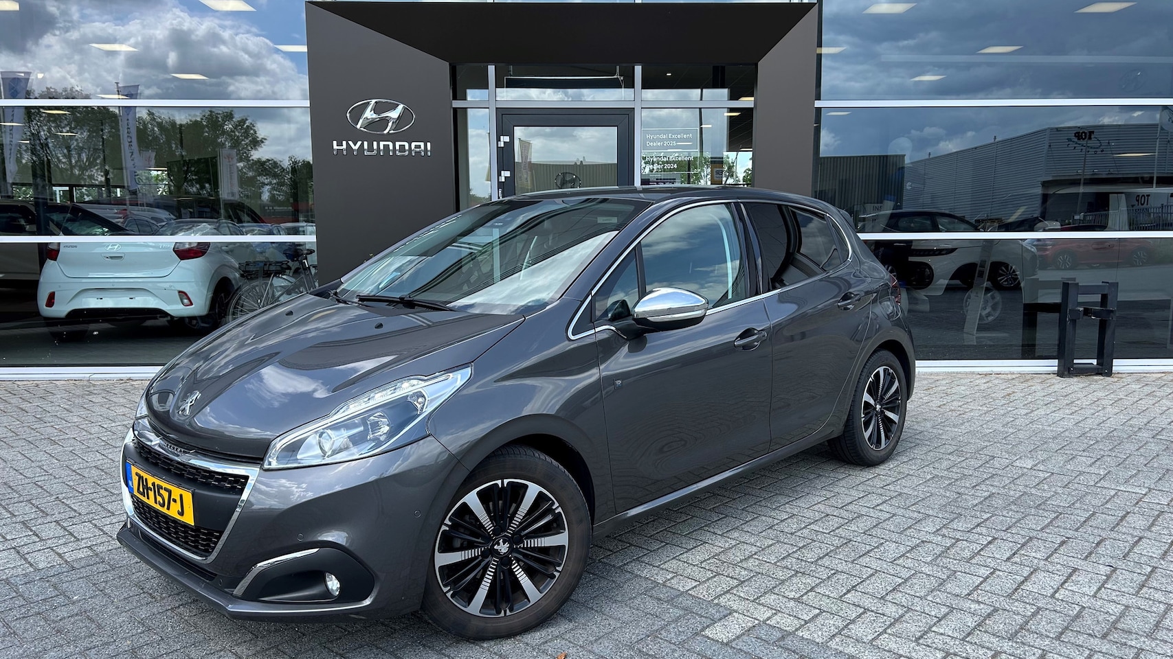 Peugeot 208 - 1.2 PureTech Tech Edition | Achteruitrijcamera | DAB ontvanger | Parkeersensoren voor en a - AutoWereld.nl