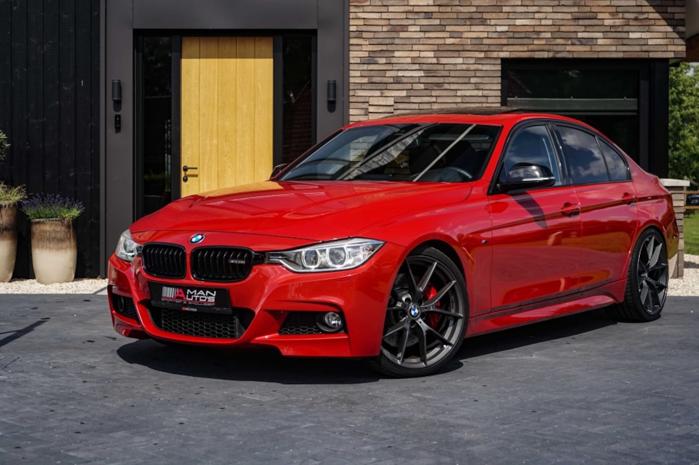 BMW 3-serie - 335i M-Sport HUD/PANO/Melbourne-red/306PK/M-Performance - AutoWereld.nl