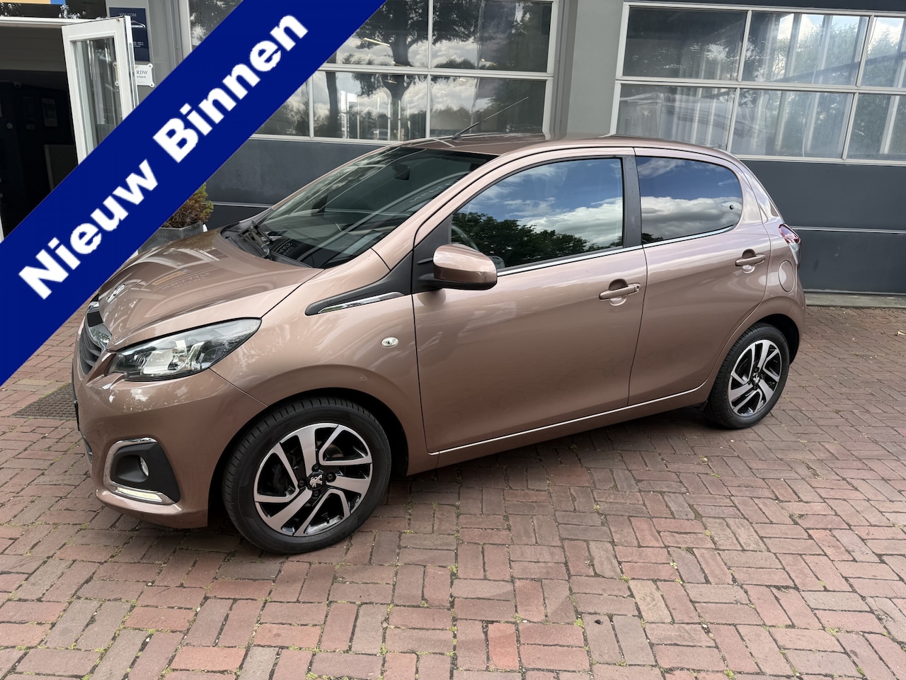 Peugeot 108 - 1.2 Puretech Allure Trekhaak,Camera,Navi,Clima, TOP! | CRUISE | LMV | ECC | CARPLAY 2015 D - AutoWereld.nl