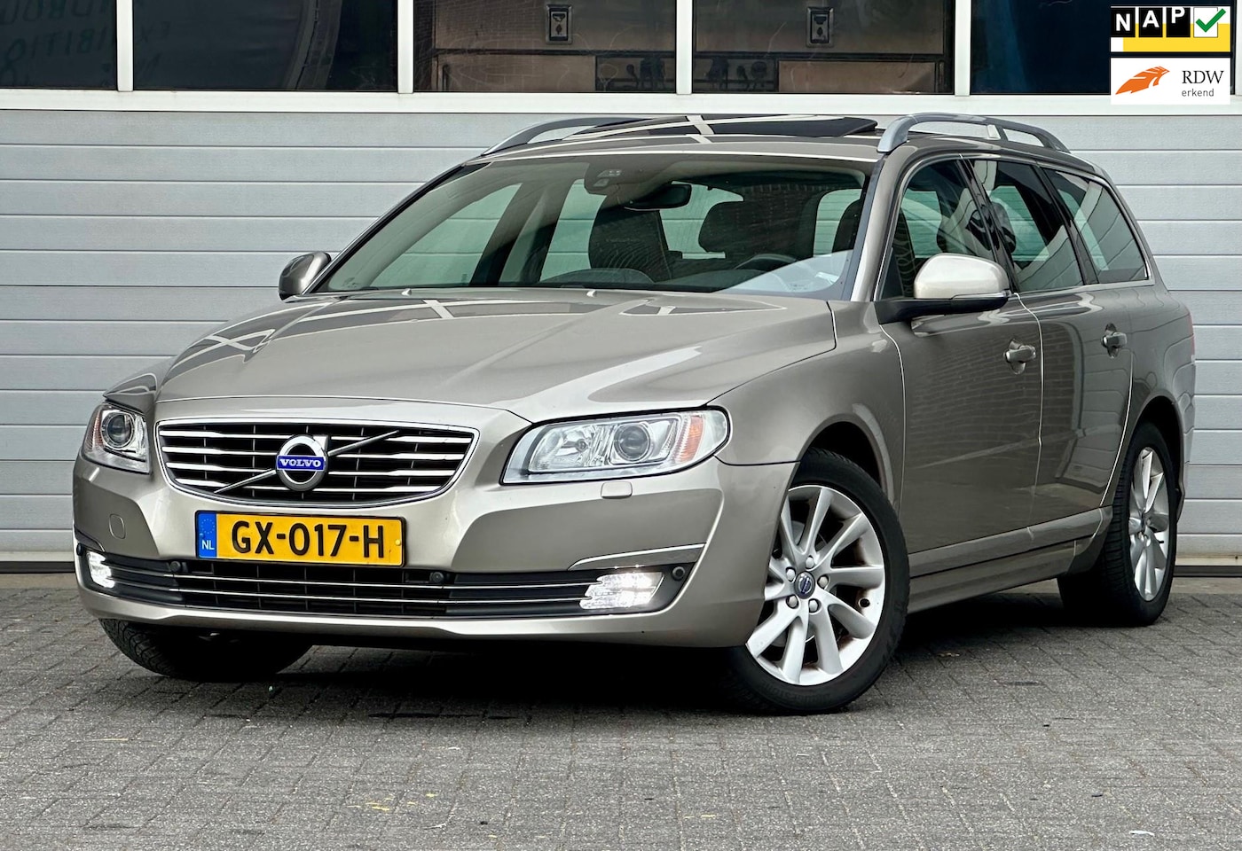 Volvo V70 - 2.0 T4 190pk aut Inscription Edition zeer luxe! - AutoWereld.nl