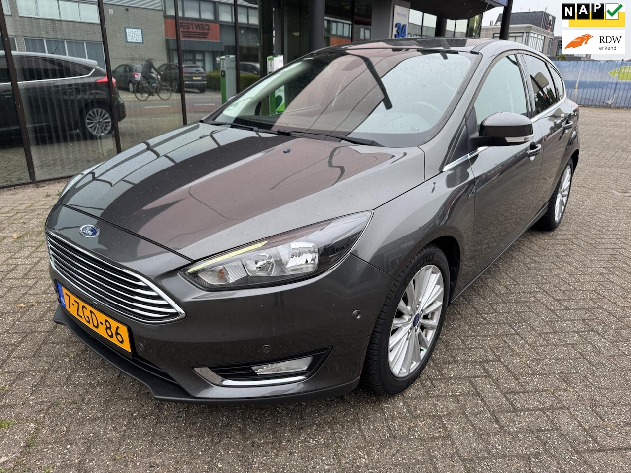 Ford Focus - 1.0 Titanium / Navi / Camera / ParkAssist / LED / Trekhaak - AutoWereld.nl