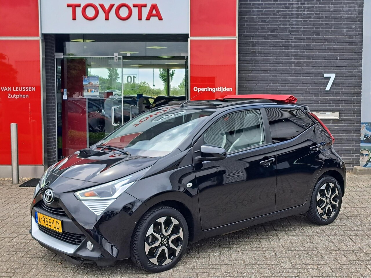 Toyota Aygo - 1.0 VVT-i X-Joy Cabrio APPLE & ANDROID PARKEERCAMERA ROOD OPEN DAK NETTE AUTO AIRCO - AutoWereld.nl