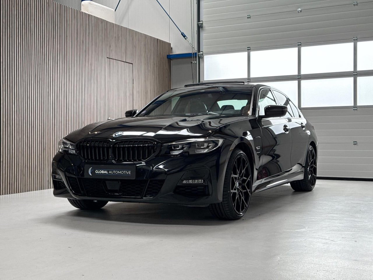 BMW 3-serie - 320e High Executive - M PAKKET - SCHUIFDAK - 360 CAMERA - ELEKTRISCHE STOELEN - AutoWereld.nl