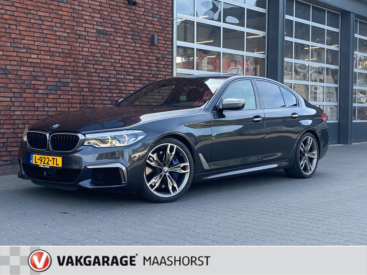 BMW 5-serie - M550i xDrive High Executive/rondomzichtcamera/DAB/Luxe lederen bekleding - AutoWereld.nl