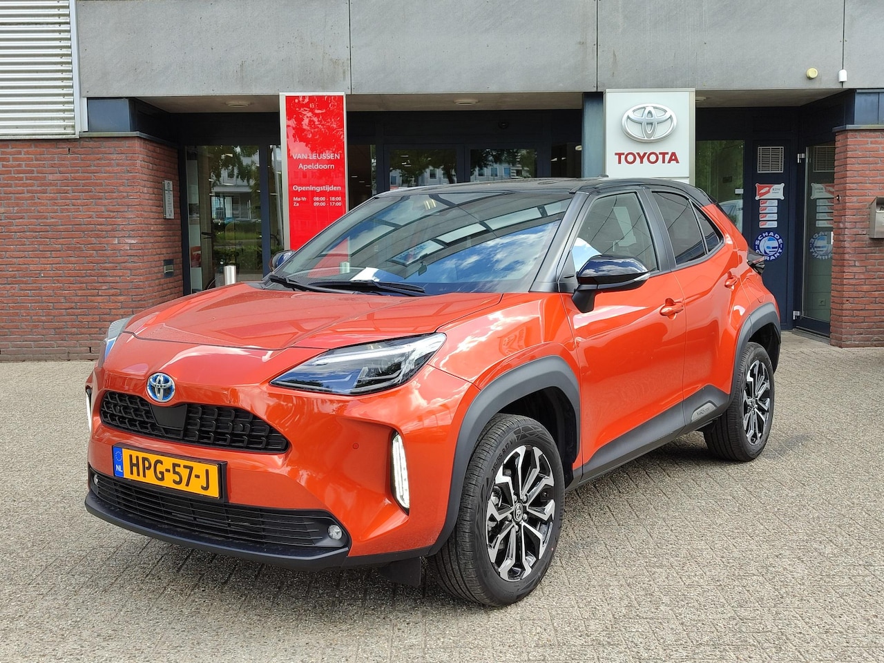 Toyota Yaris Cross - 1.5 HYBRID STYLE STOEL/STUURVERW BLIND-SPOT NAVI PARK-SENSOREN APPLE/ANDROID 17''LM-VELGEN - AutoWereld.nl