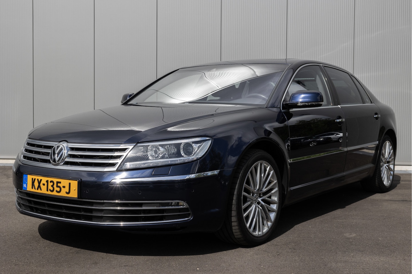 Volkswagen Phaeton - 4.2 V8 4p. Lang | DYNAUDIO | PANO | NAVI | CAMERA | BOMVOL - AutoWereld.nl