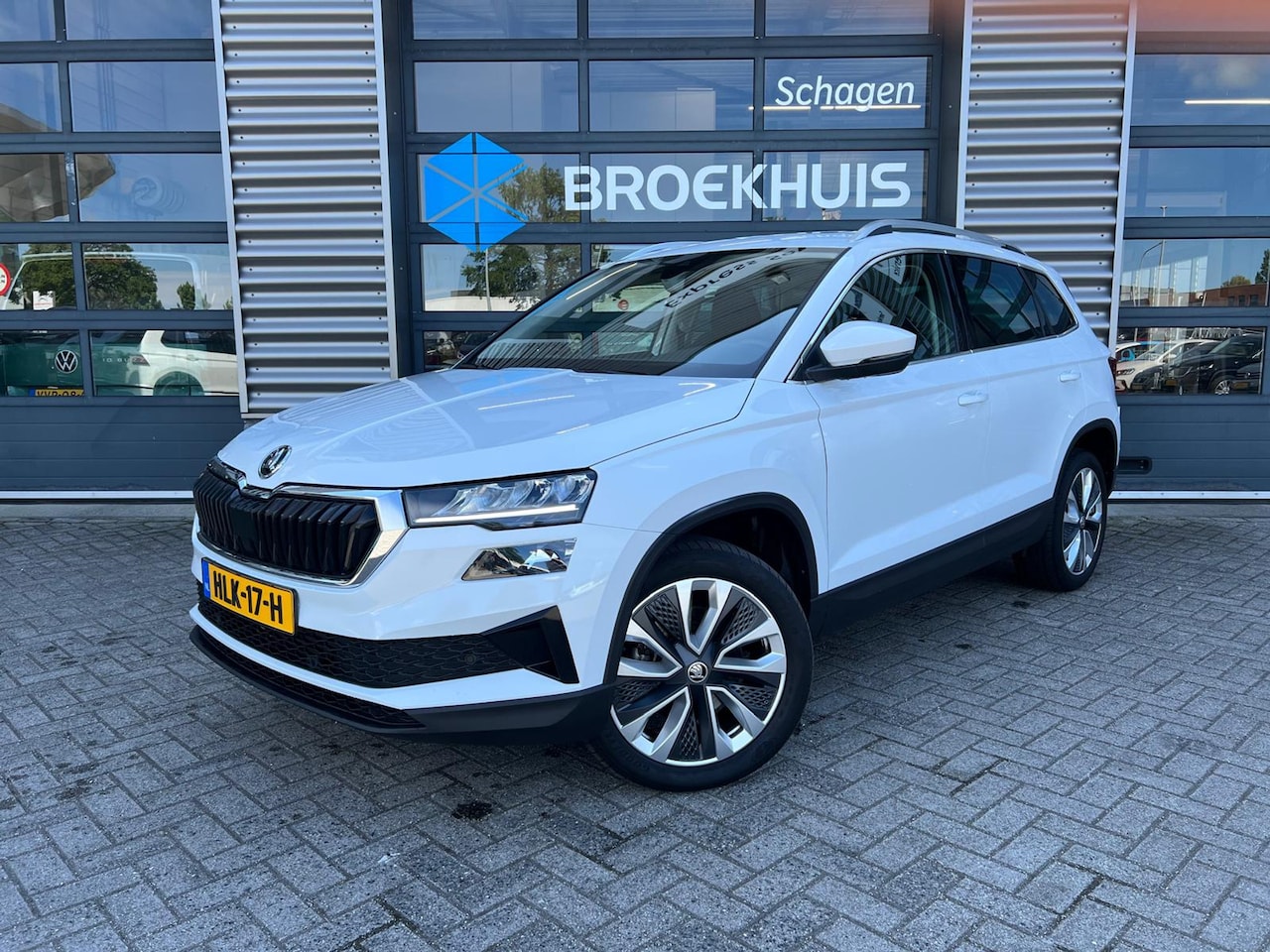 Skoda Karoq - 1.5 TSI 150 pk ACT Business Edition 7-DSG | Panoramadak | Achteruitrijcamera | Apple carpl - AutoWereld.nl