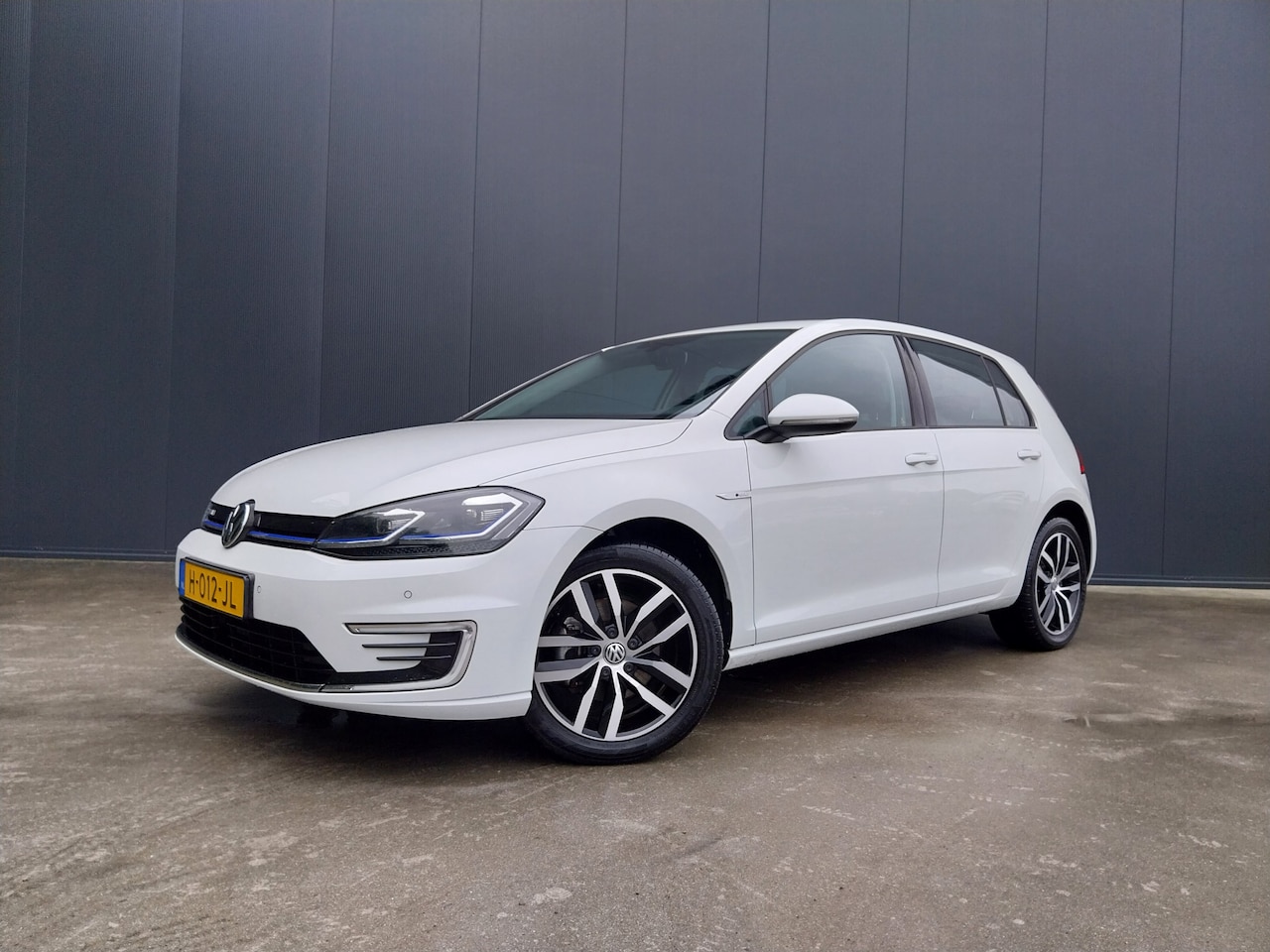 Volkswagen e-Golf - 100 KW 1e EIGENAAR WARMTEPOMP ADAPT CRUISE LED NAVI ECC 17 INCH - AutoWereld.nl