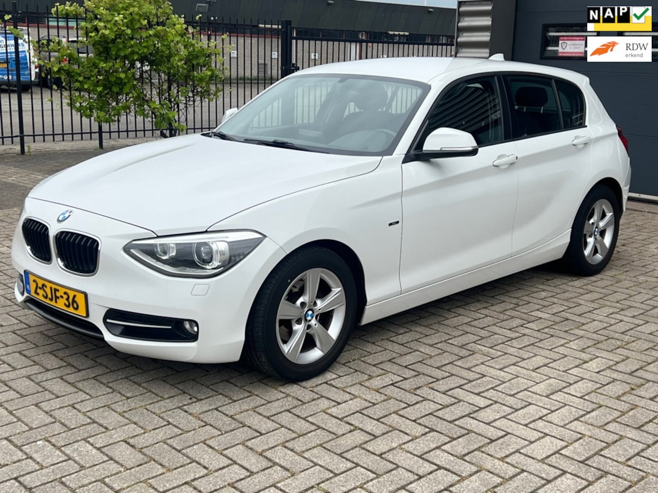 BMW 1-serie - 114i High Executive M-Sport NL Auto|LED|Cruise|PDC - AutoWereld.nl