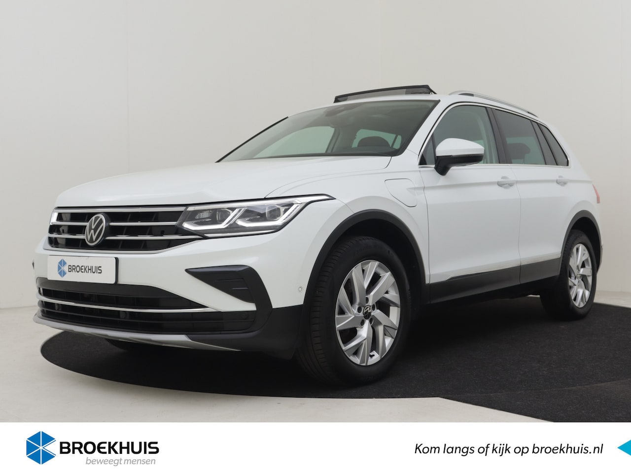 Volkswagen Tiguan - 1.4 TSI eHybrid Elegance 245pk | Panorama dak | Trekhaak | Dodehoekdetectie | Park assist - AutoWereld.nl