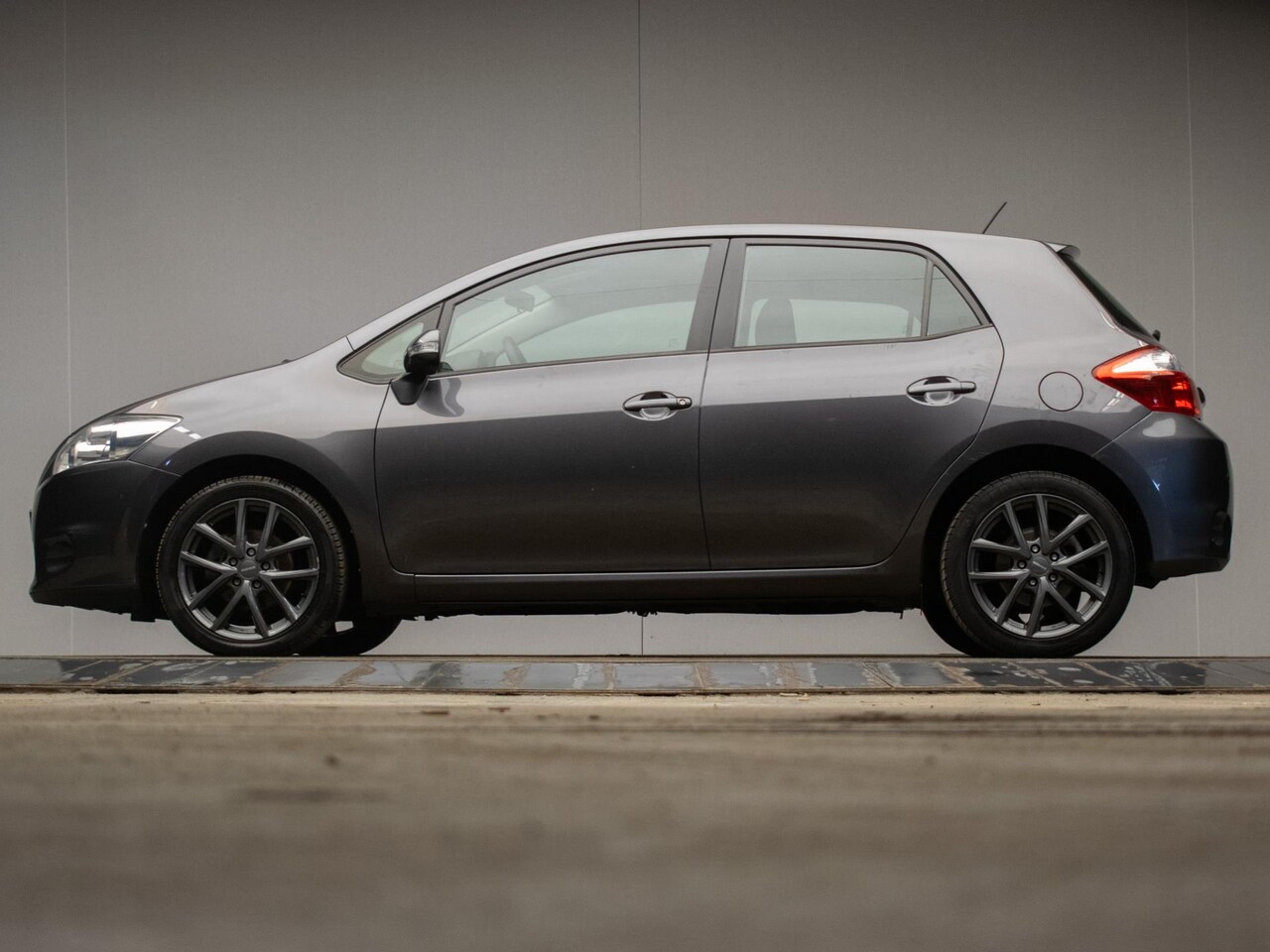 Toyota Auris - 1.6 Aspiration Sport (AUTOMAAT,APPLE CARPLAY,NAVI,CRUISE,LEDER,PDC,ELEKTRISCH PAKKET,CLIMA - AutoWereld.nl