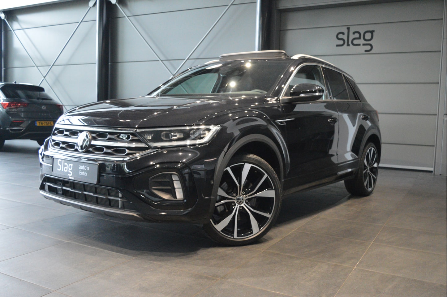 Volkswagen T-Roc - 1.5 TSI 3X R-Line navi pano camera 19 inch 150 pk !! - AutoWereld.nl