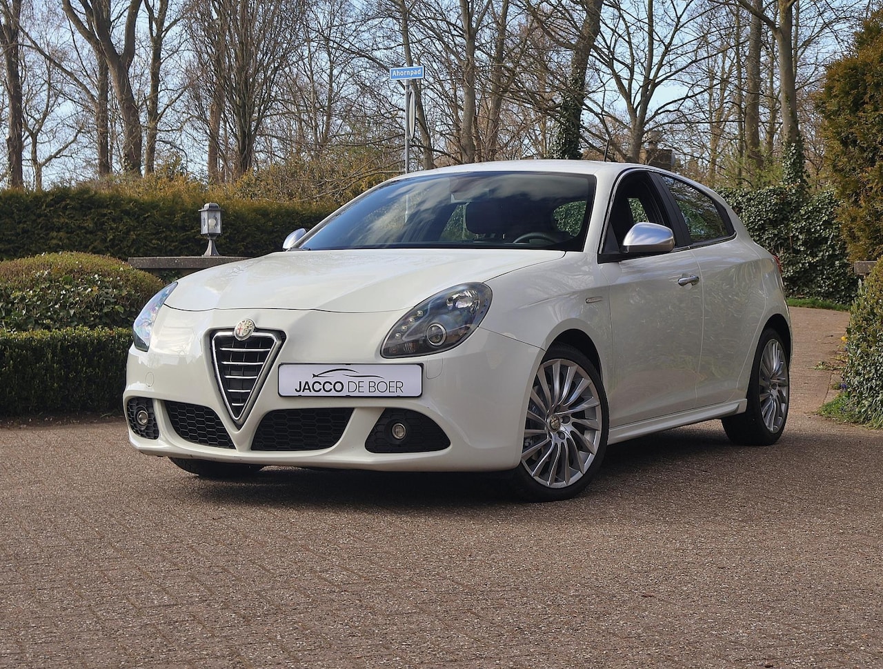 Alfa Romeo Giulietta - 1.4T 170pk Automaat Sportpack 18"/Xenon/Pdc/Bluetooth - AutoWereld.nl