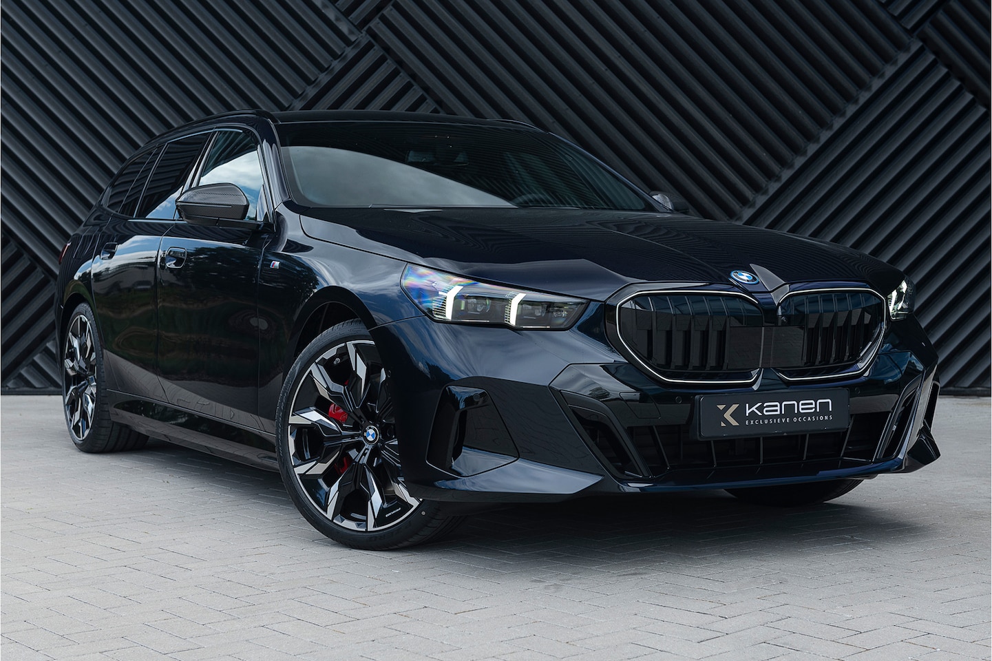 BMW 5-serie Touring - 550e xDrive M-Sport Pro Pano ACC M Stoel Bowers&Wilkens Headup ICONIC Stoelvent. Shadow Tr - AutoWereld.nl
