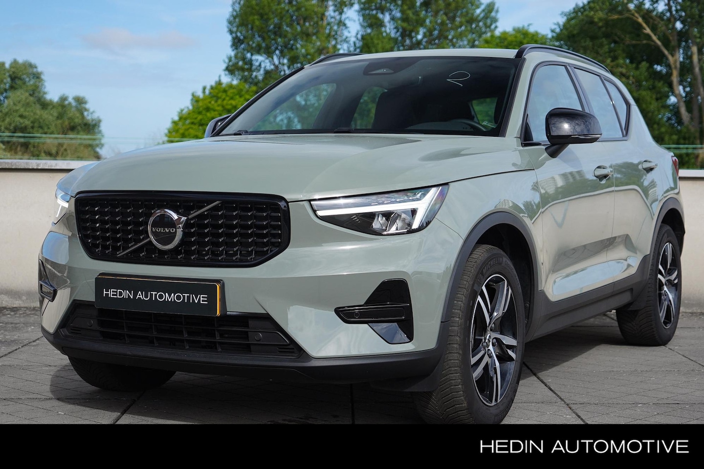 Volvo XC40 - 2.0 B4 Plus Dark Adaptieve Cruise Control | Semi Elek Trekhaak | Reserve Wiel | Verwarmbar - AutoWereld.nl
