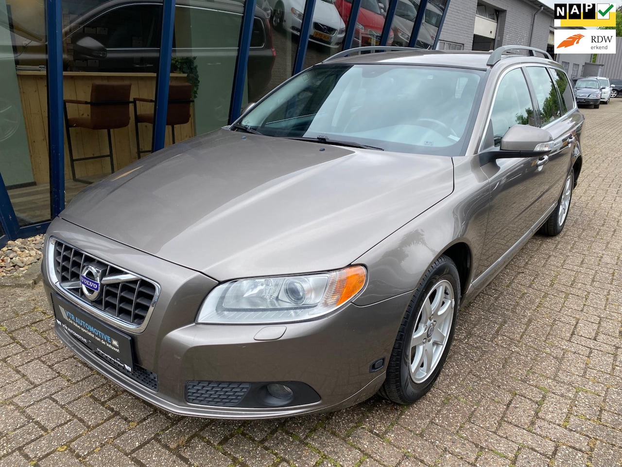 Volvo V70 - 2.5FT Momentum 230PK H.LEER / ECC / PDC / TREKHAAK - AutoWereld.nl
