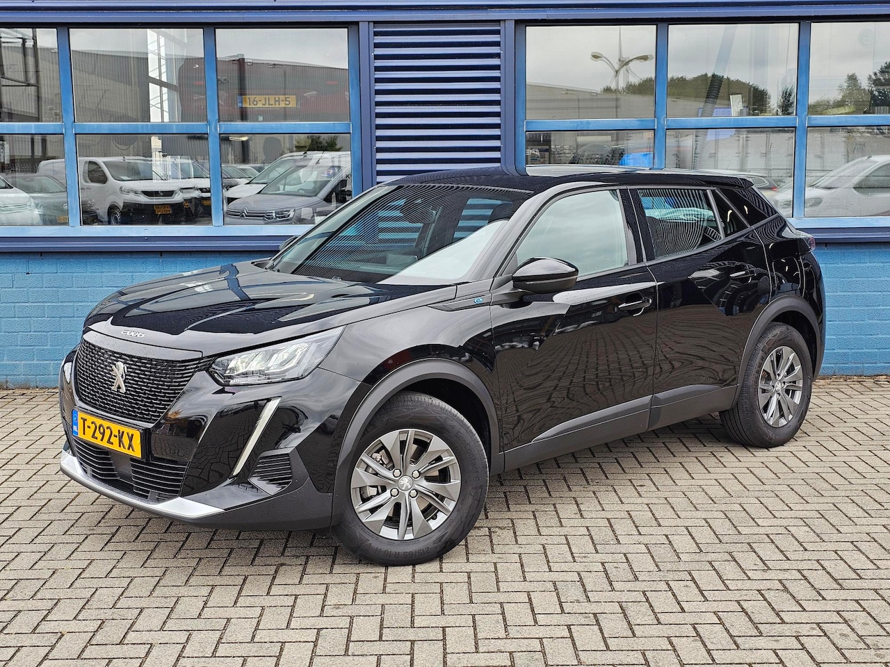 Peugeot e-2008 - Active Pack 50 kWh Navigatie Systeem | Parkeersensoren | Led Koplampen - AutoWereld.nl