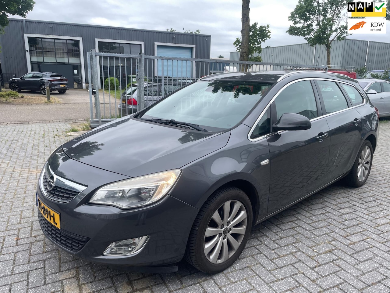 Opel Astra Sports Tourer - 1.6 Sport Station Automaat Bj 2011 166000km - AutoWereld.nl