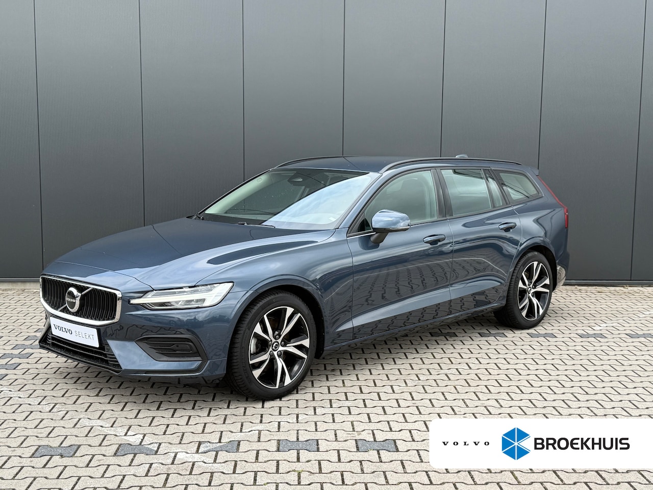 Volvo V60 - 2.0 B3 Edition | Trekhaak | Adaptive Cruise | BLIS | Stoelverwarming | Camera | 18 Inch | - AutoWereld.nl