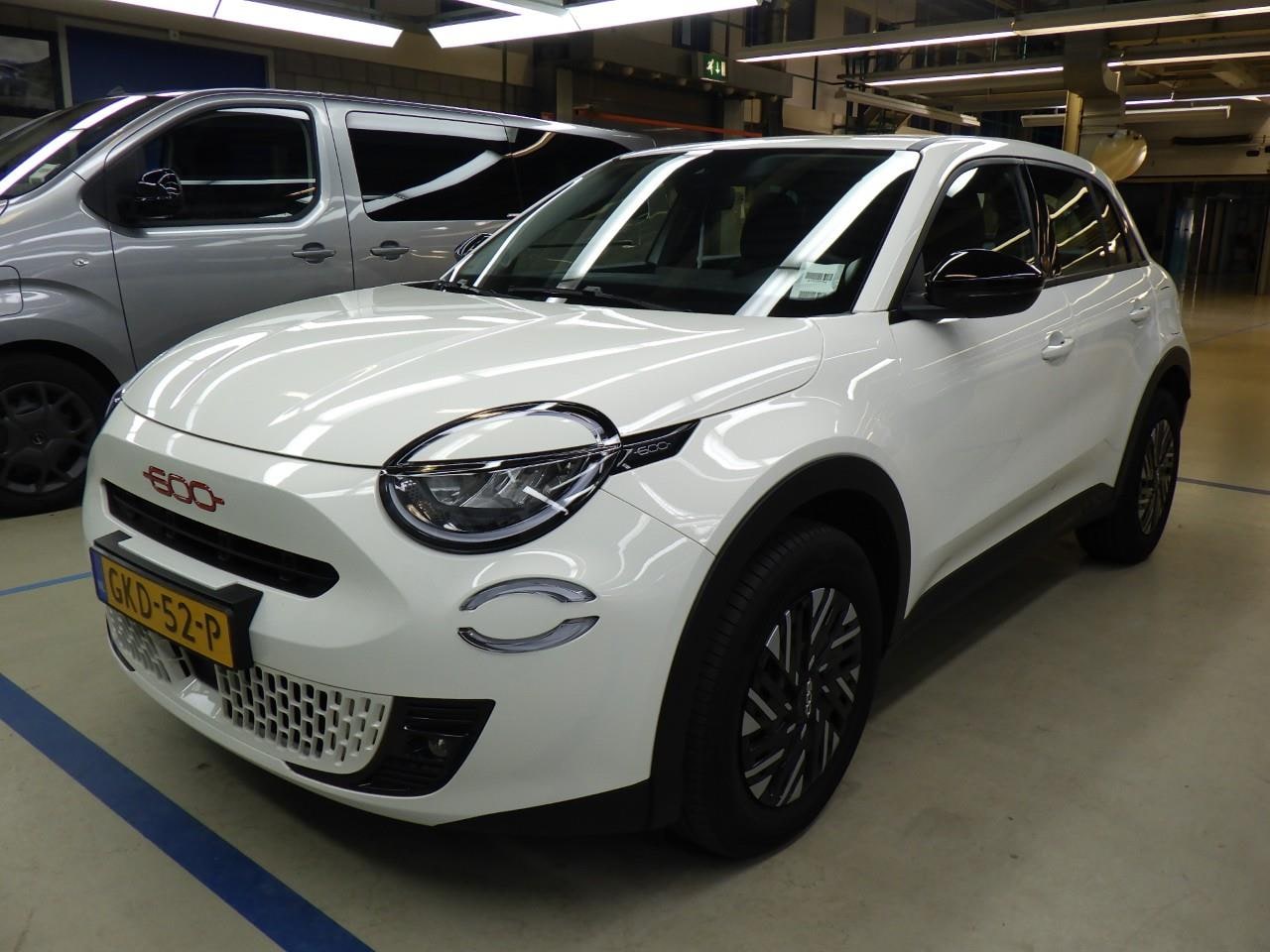 Fiat 600e - RED 54 kWh 3 Fase | Navigatie by App | Parkeersensoren | Climate Control | Full-LED | Appl - AutoWereld.nl