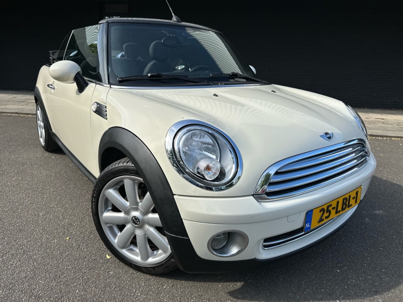 MINI Cabrio - Mini 1.6 Cooper Pepper // Dealeronderhouden // - AutoWereld.nl
