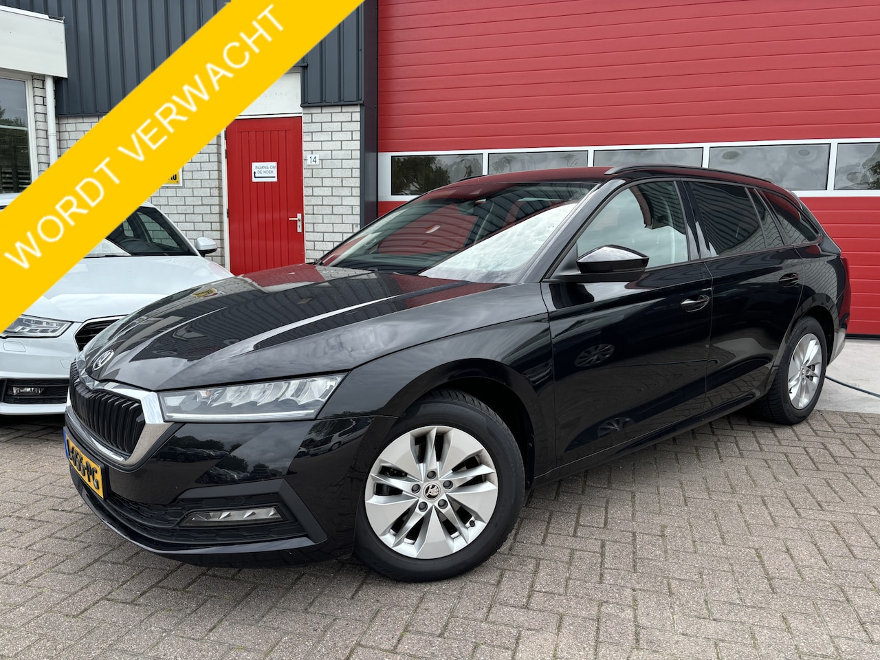 Skoda Octavia Combi - 1.0 TSI Business Edition TREKHAAK / CARPLAY / SFEERVERLICHTING / NAVI / CLIMA / PDC / BLUE - AutoWereld.nl