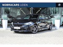 BMW 1-serie - 118i High Executive M Sport Automaat / Panoramadak / M sportstoelen / Achteruitrijcamera /