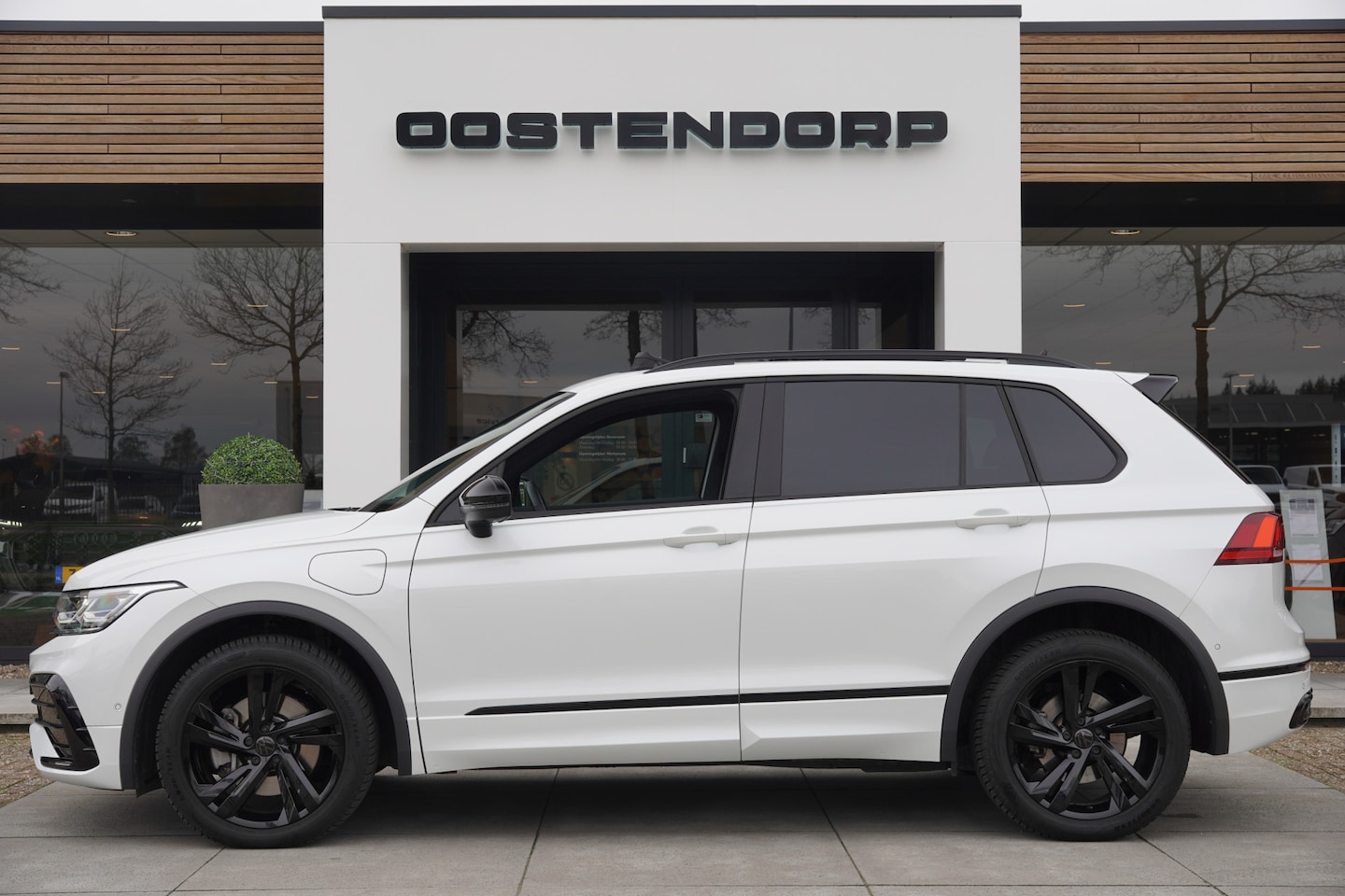 Volkswagen Tiguan - Volkswagen Tiguan 1.4TSI/245pk eHybrid R-Line Blackstyle|2022|Panoramadak|Trekhaak|MatrixL - AutoWereld.nl