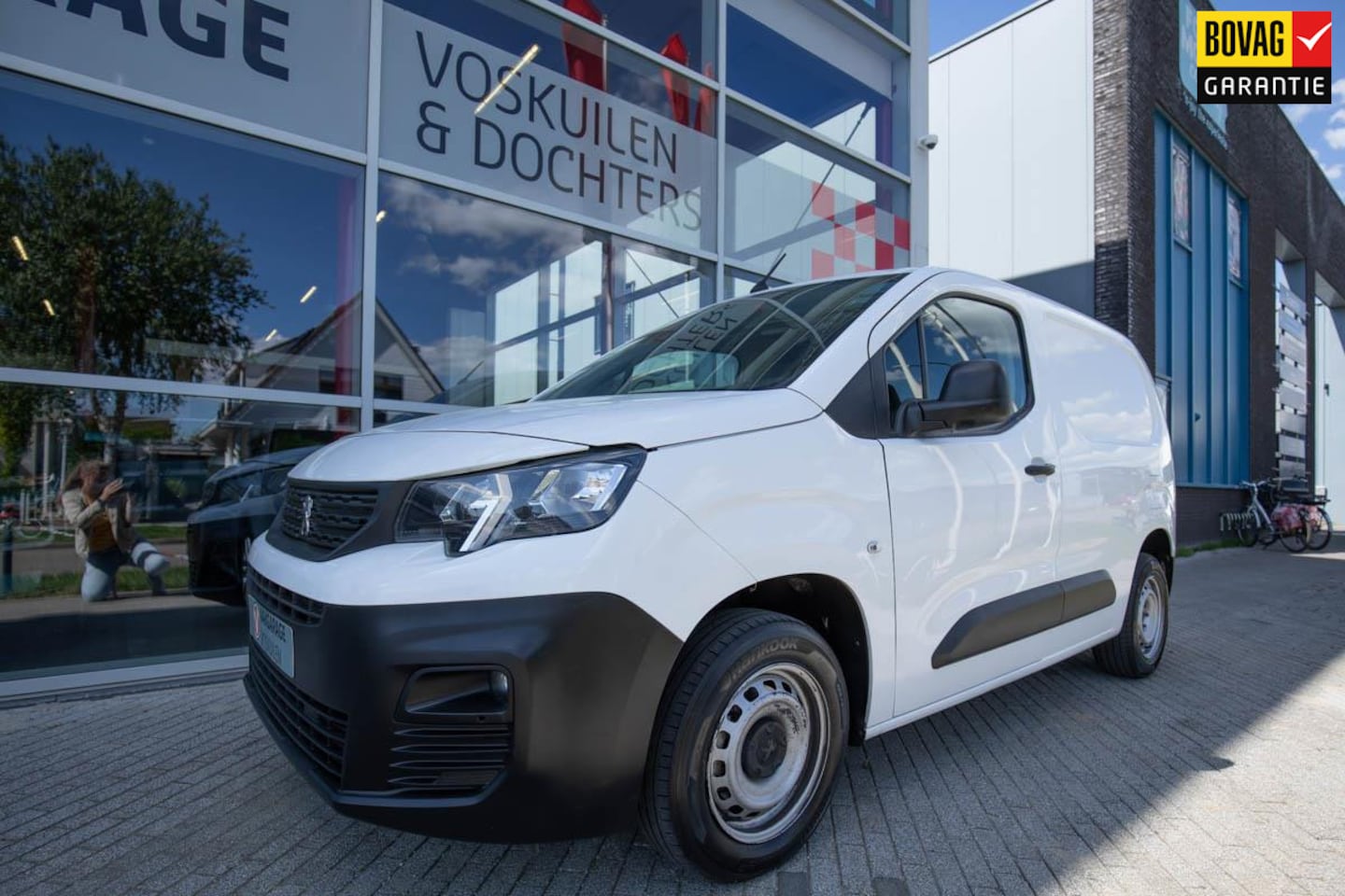 Peugeot Partner - 1.2 PureTech Premium | Navi | Carplay | ex BTW - AutoWereld.nl