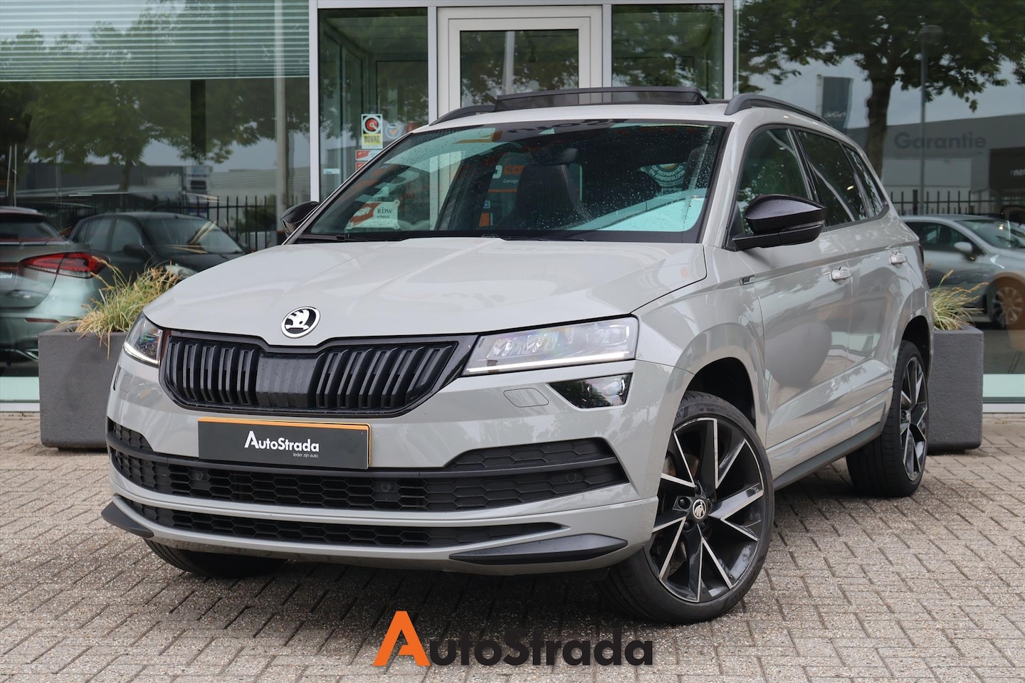 Skoda Karoq - 1.5 TSI ACT SportLine Business DSG 150PK I Pano I Navi I Stoelverwarming I Trekhaak I Clim - AutoWereld.nl
