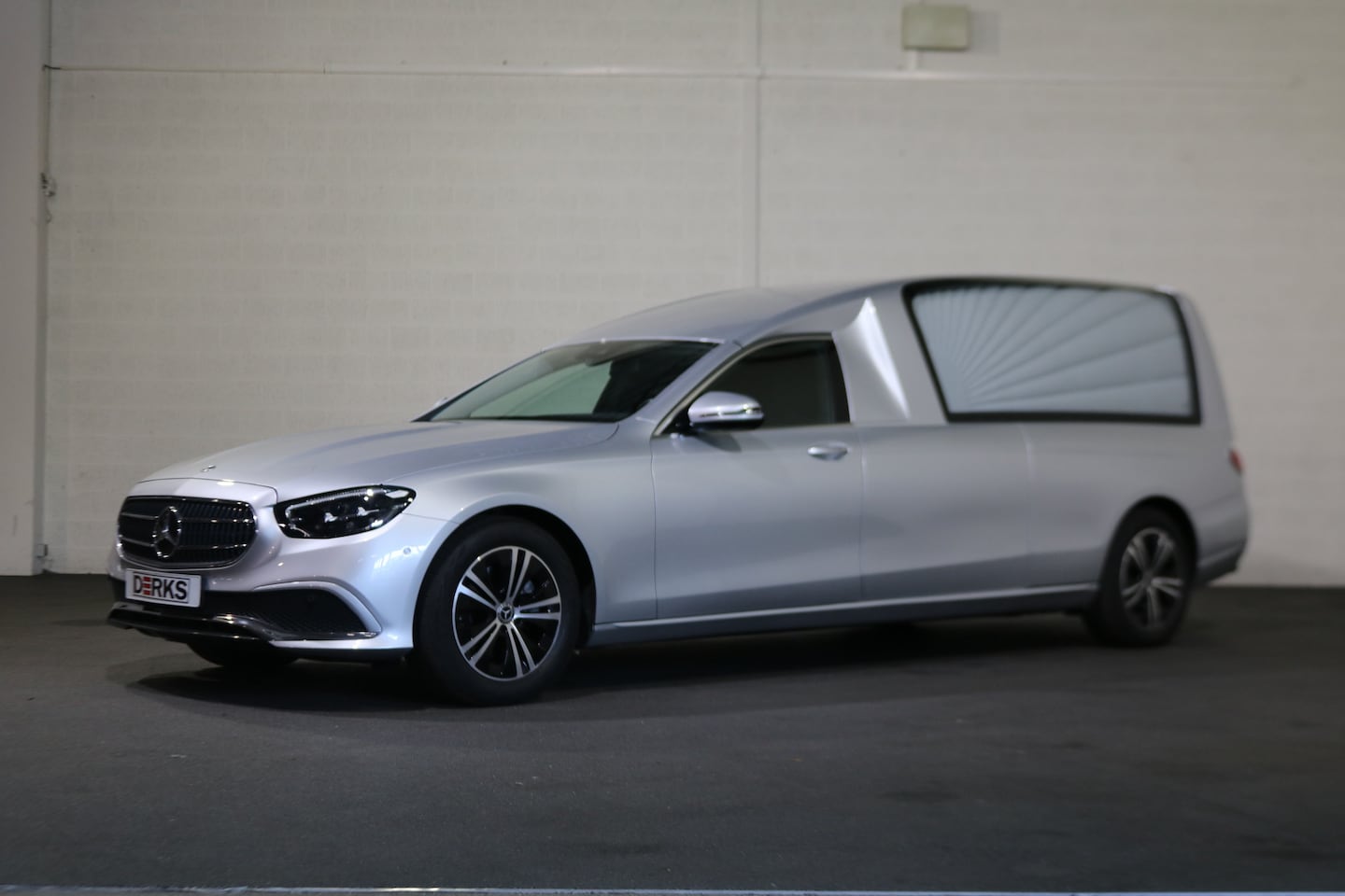 Mercedes-Benz E-klasse - E200T Indus Dueexis Begrafeniswagen (nieuwe ombouw) - AutoWereld.nl