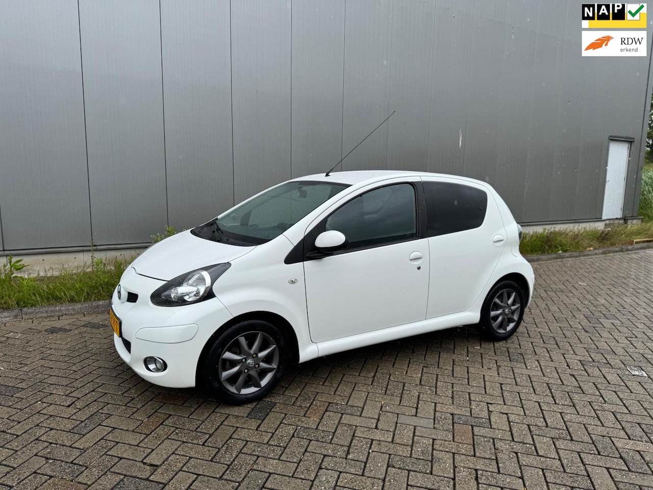 Toyota Aygo - 1.0-12V Dynamic Navigator Airco Isofix Lmv Nap - AutoWereld.nl