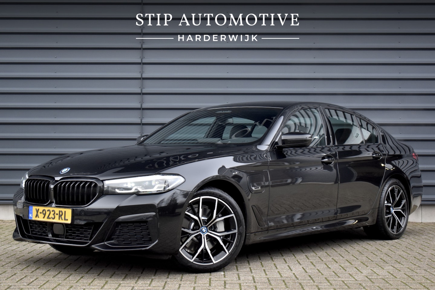 BMW 5-serie - 530e High Executive M Sport | Active Cruise Control | Trekhaak Wegklapbaar | 19'' M Velgen - AutoWereld.nl