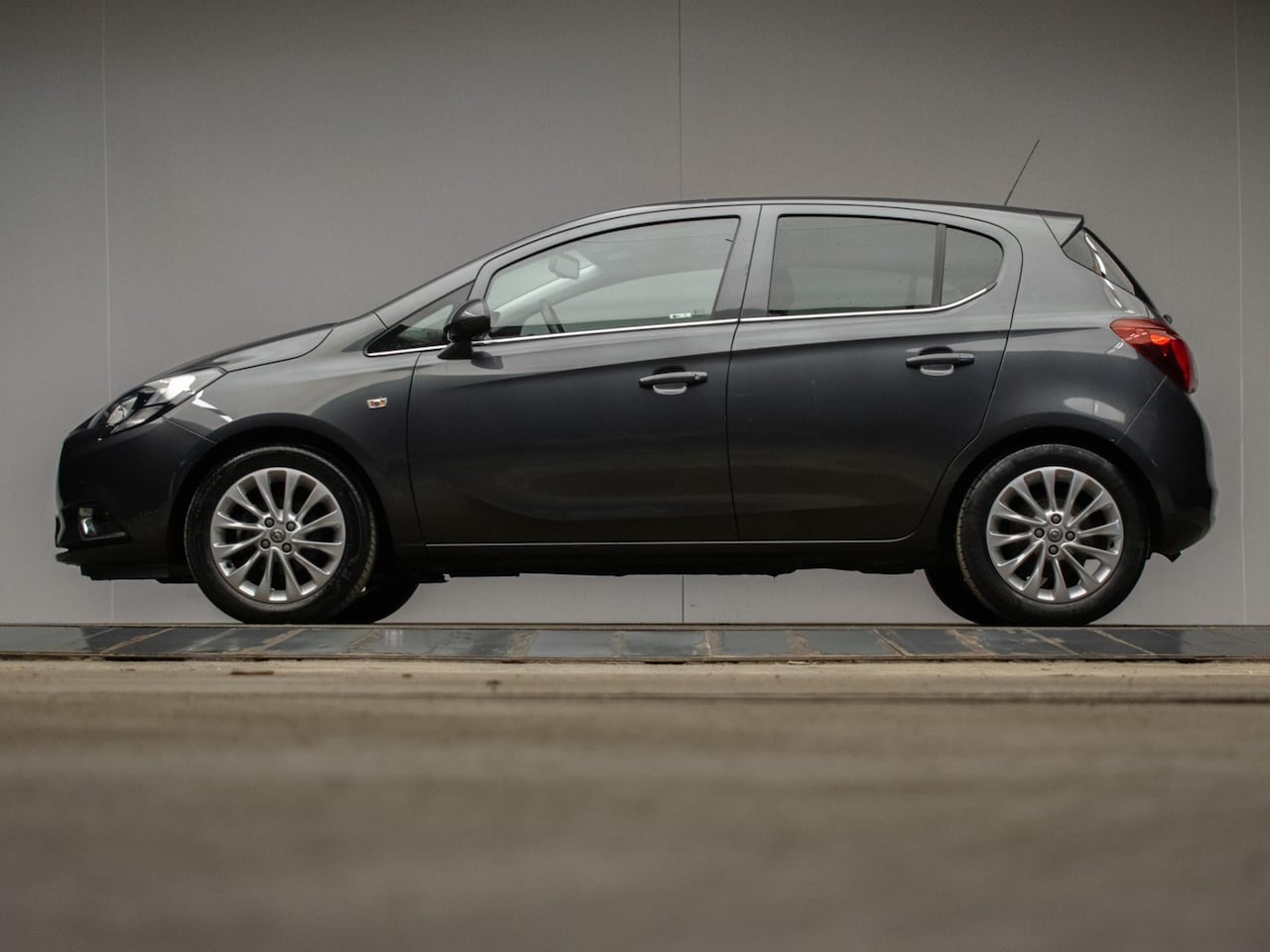 Opel Corsa - 1.4 Online Edition Sport (APPLE CARPLAY,NAVI,CAMERA,CRUISE,PDC,DAB,LEDER,LED,GETINT,LM VEL - AutoWereld.nl